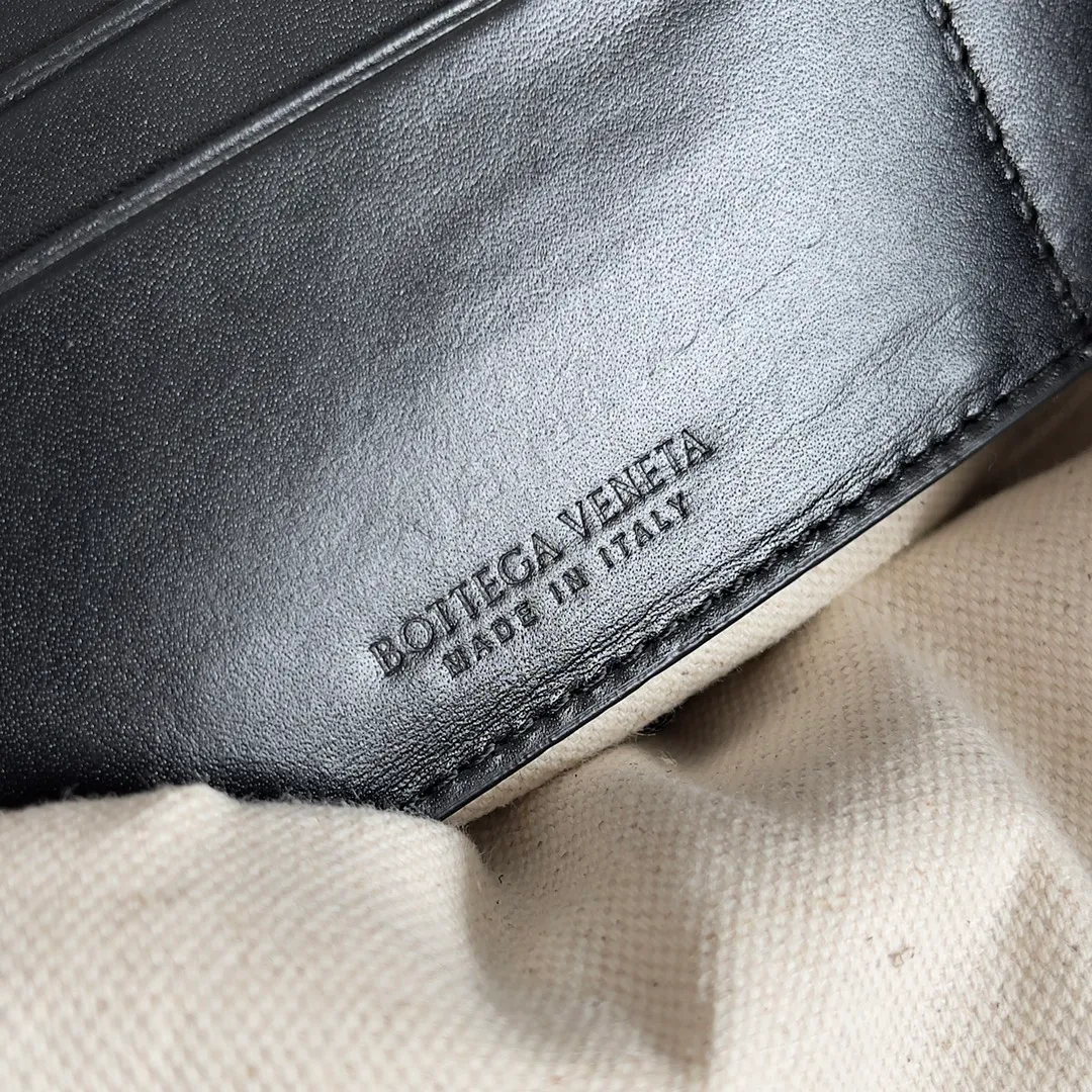 Batch 1660 BOTTEGA VENETA new men's INTRECCIATO woven wristband clutch bag. This is a clutch bag that can be hung on the wrist. It is more portable than other clutch bags. It can also hold some daily necessities. It is small and does not take up space to carry with you. The cow leather is durable and rich in texture. The classic weave is low-key and high-end. There are six card slots inside, which is very suitable for storing various cards such as ID cards and driver's licenses when traveling✈️ Style number: 777390 Size: 25*15*6.5cm